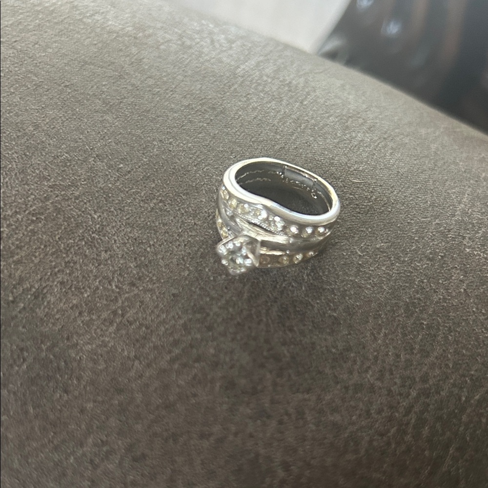 Elegant Silver Women's Ring Size 6 - Picture 3 of 10